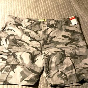 NWT Camouflage Men's Cargo Shorts